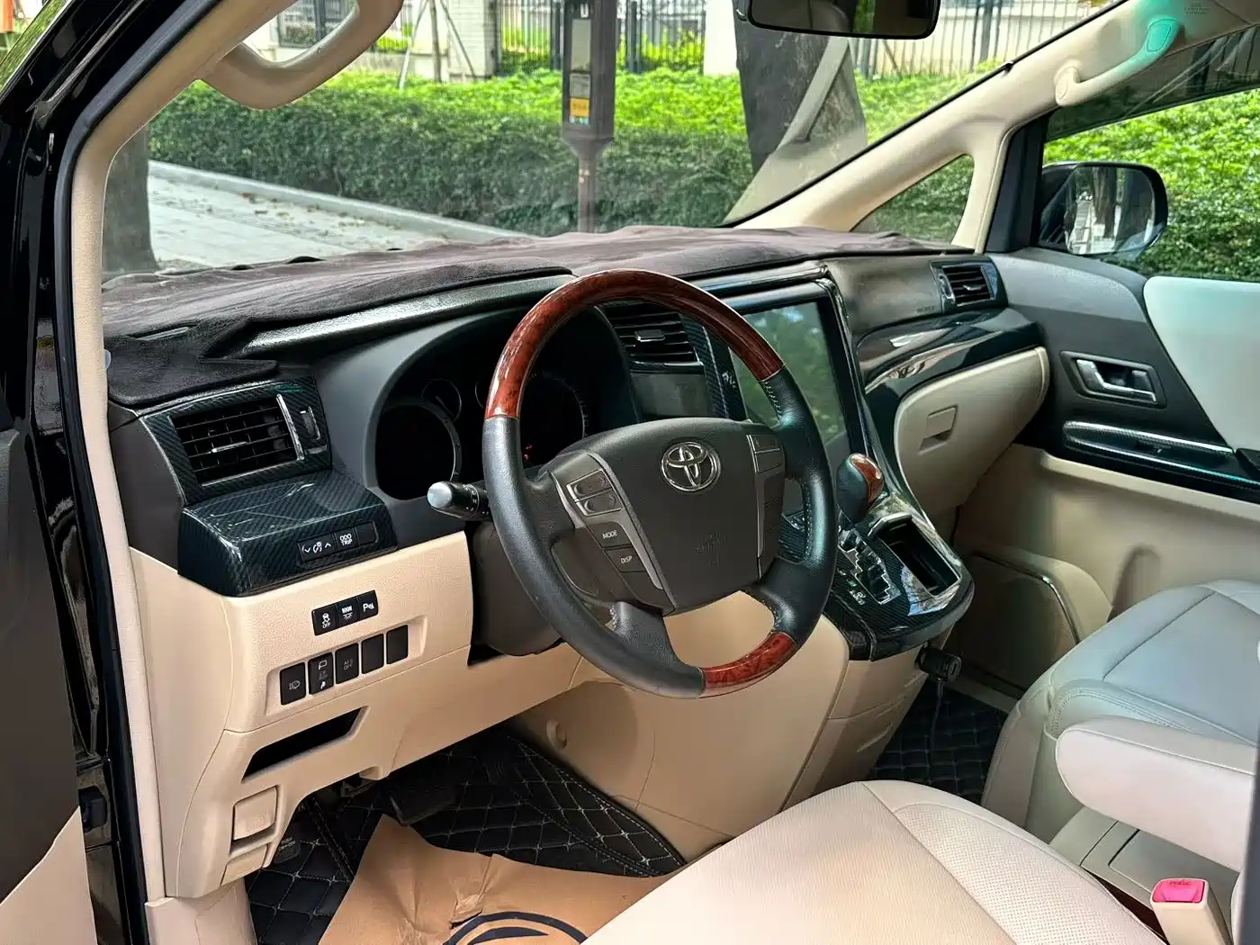 Toyota Alphard 2011 3.5L Luxury Edition фото 4