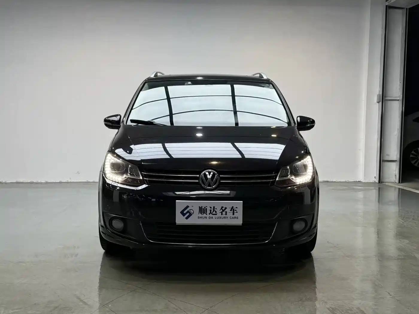 Photo 2 - Volkswagen Touran