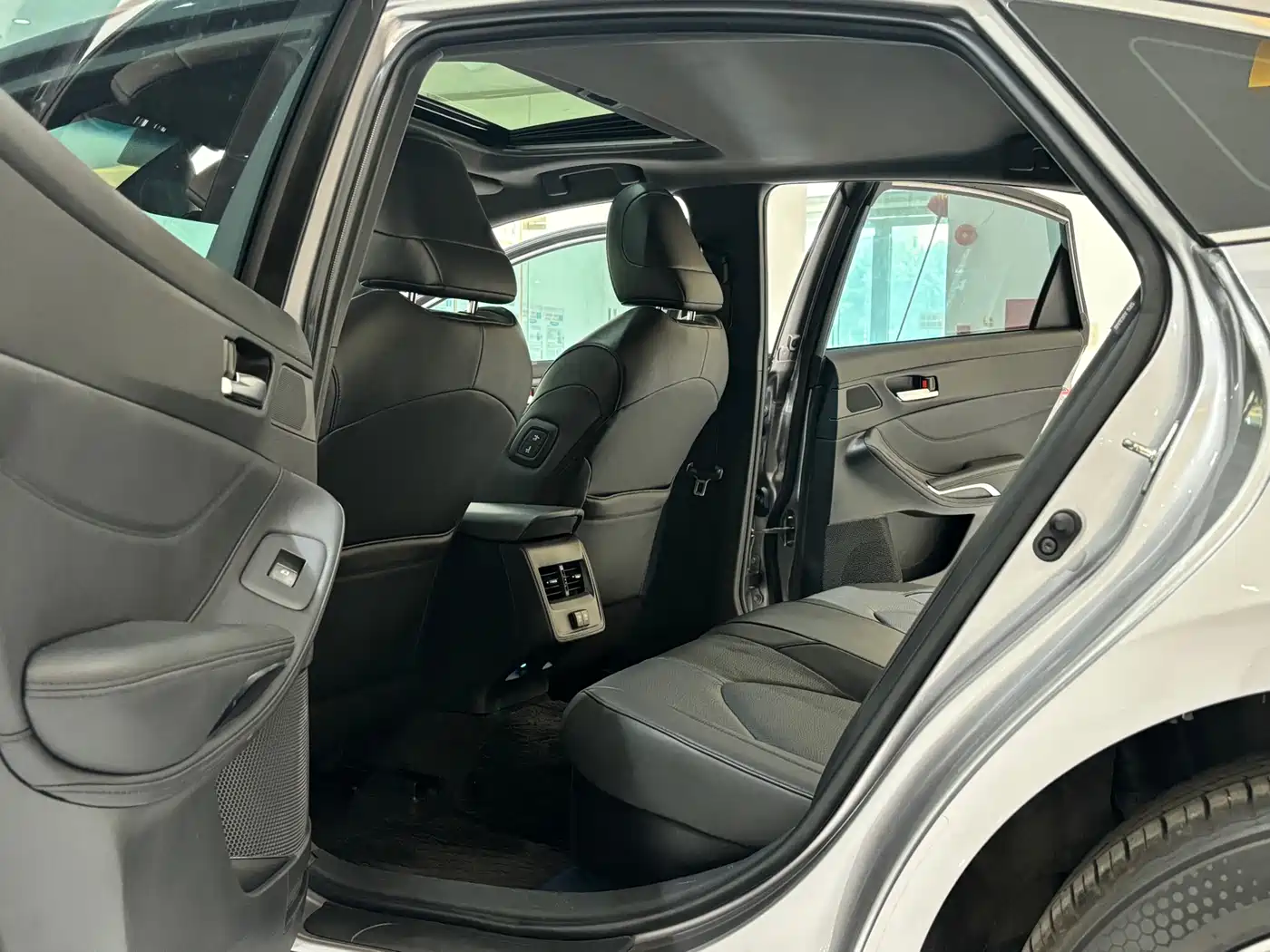 Toyota Avalon 2019 Hybrid 2.5L Luxury Edition China V фото 8