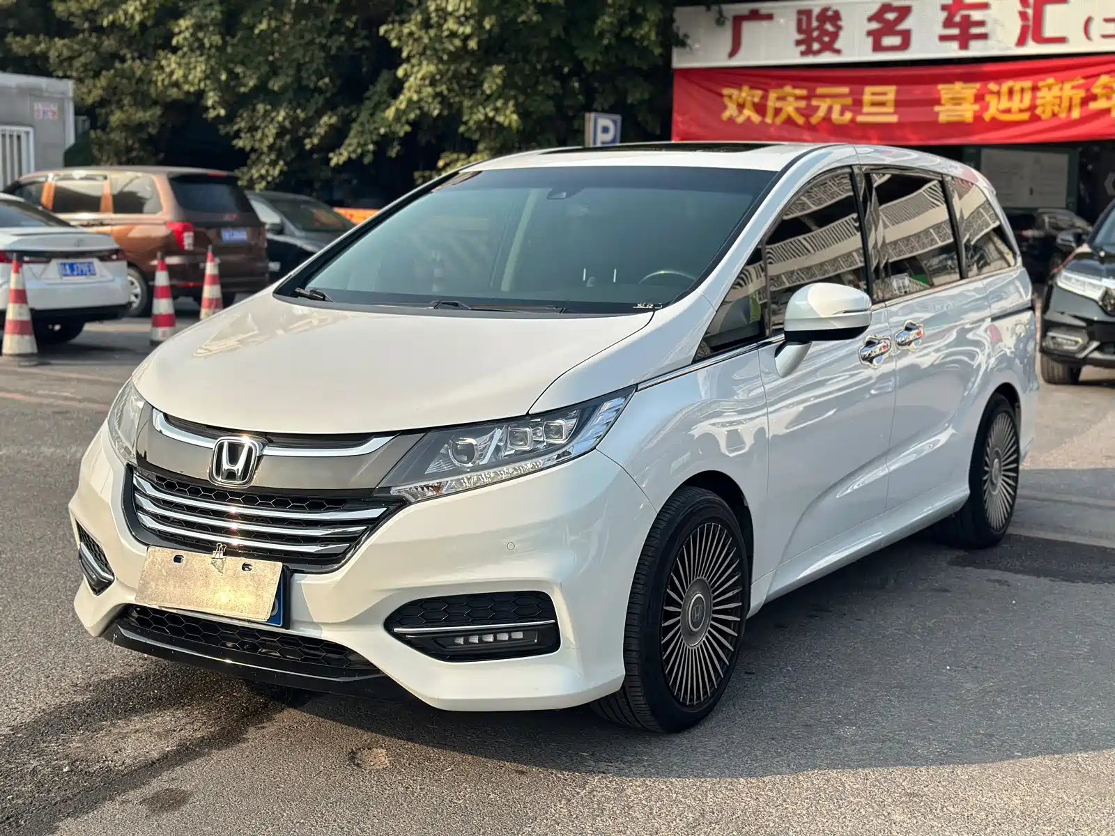Photo 1 - Honda Odyssey