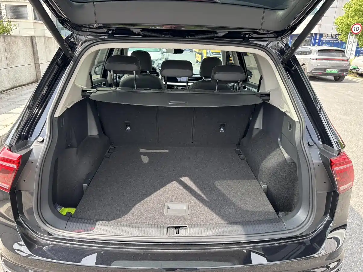 Volkswagen Tiguan L 2024 330TSI Automatic 2WD R-Line Premium Enjoyment Edition фото 12