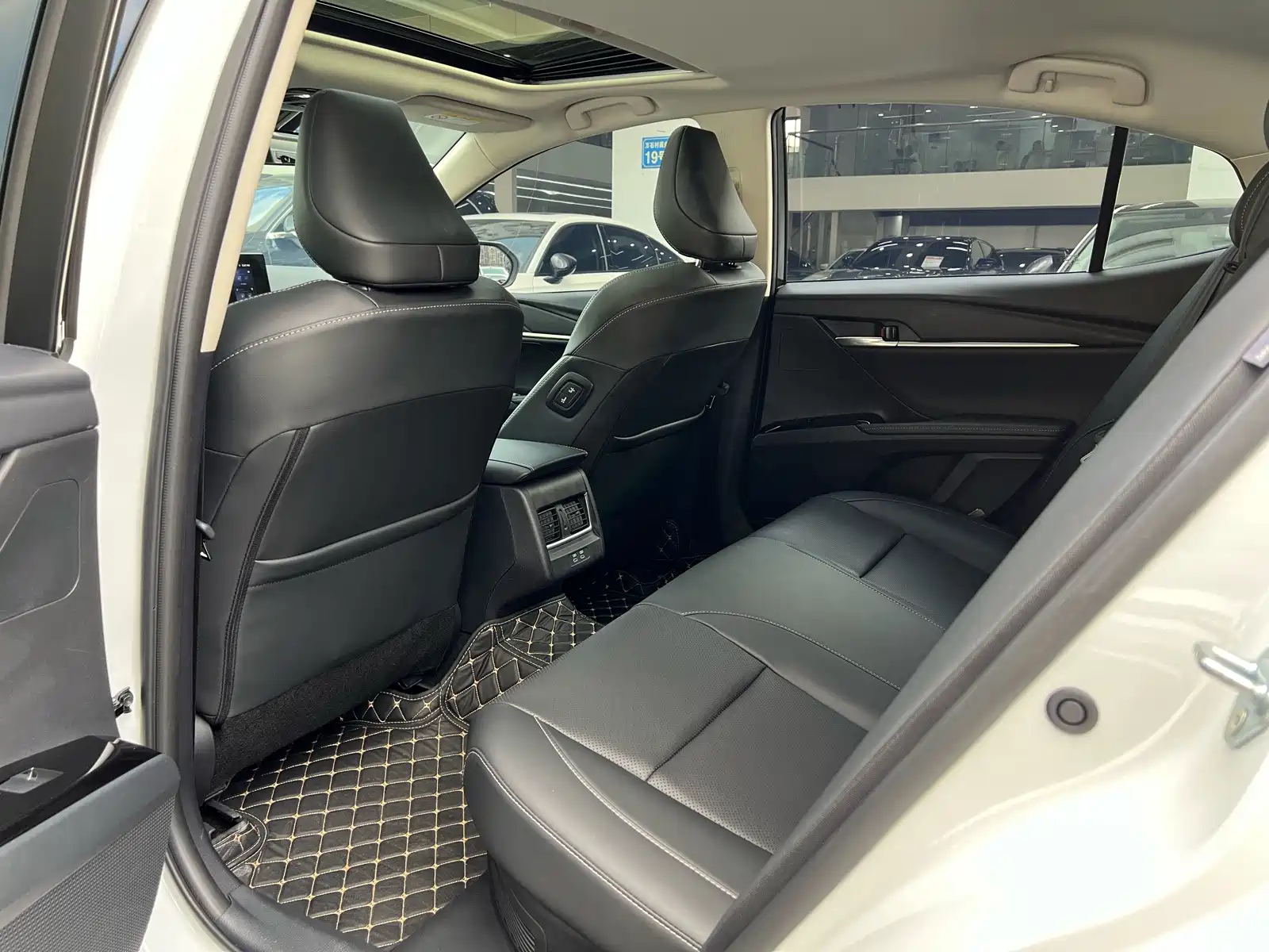 Фото 6 - Toyota Camry