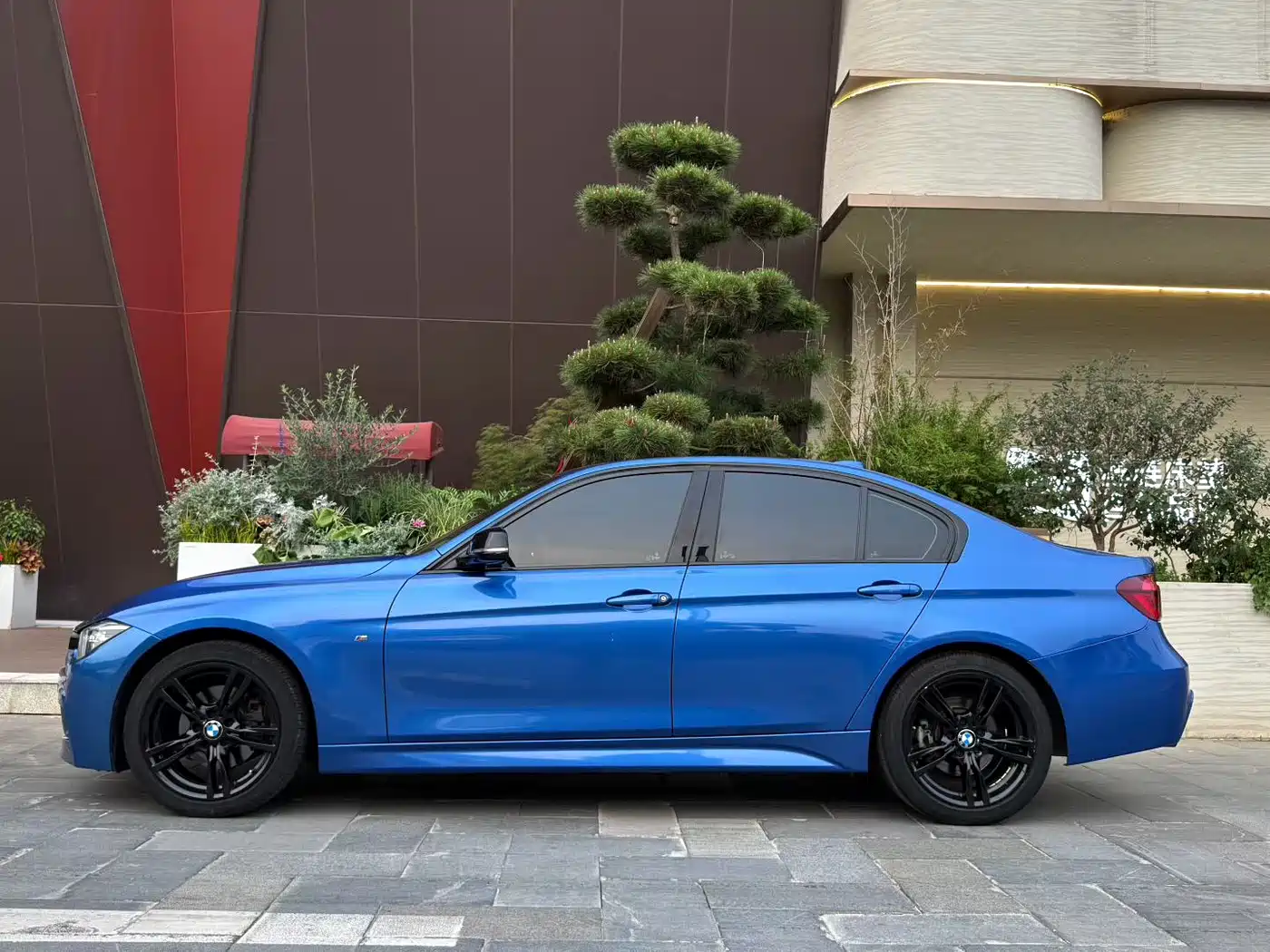 BMW 3 Series 2019 320i M Sport Black Night Edition фото 3