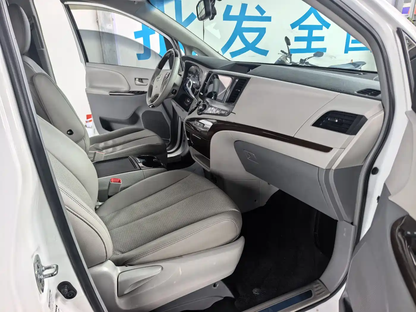 Toyota Sienna 2013 3.5L 4WD Automatic фото 14
