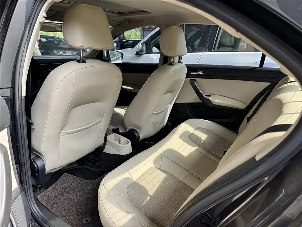 Škoda Rapid 2013 1.6L Automatic Smart Selection фото 5