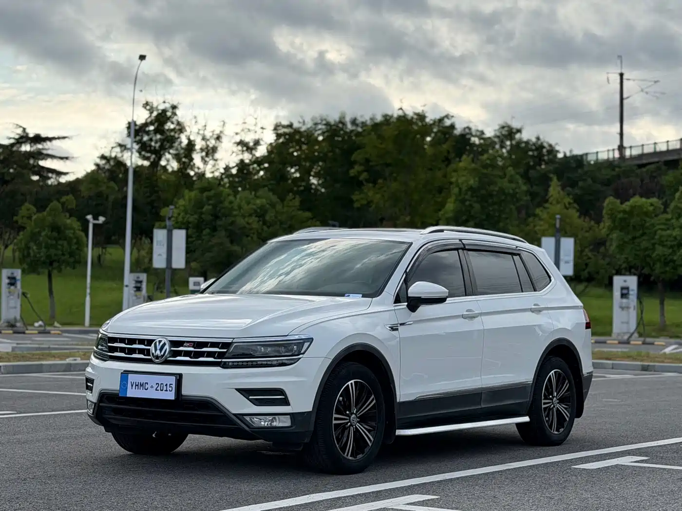 Photo 1 - Volkswagen Tiguan L