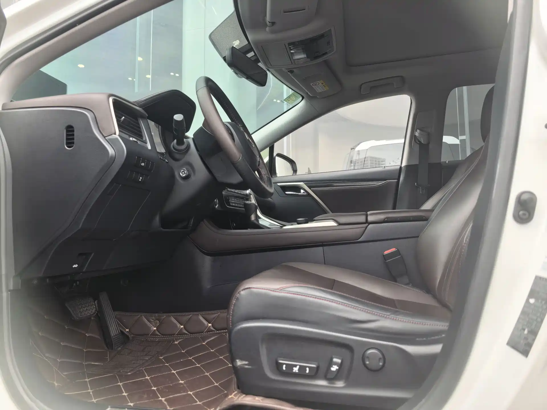 Photo 4 - Lexus RX