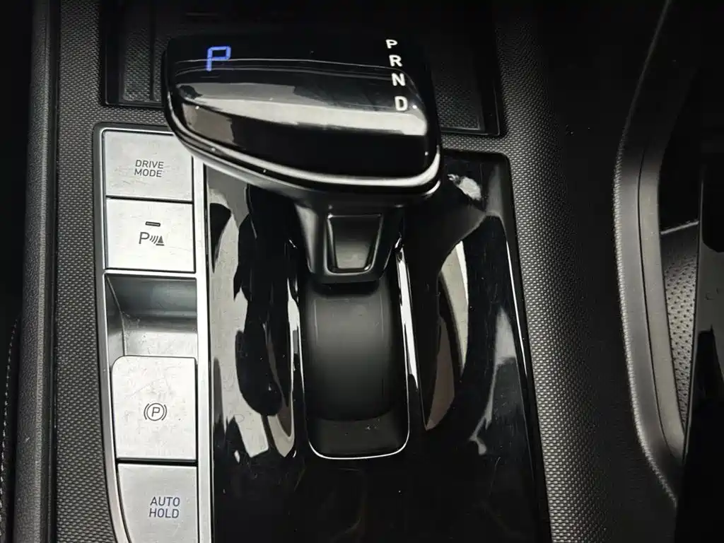 Hyundai Elantra 2022 1.5L CVT LUX Premium Edition фото 13