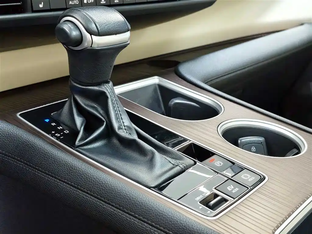 Toyota Granvia 2023 2.5L Hybrid Prestige PLUS Edition фото 11