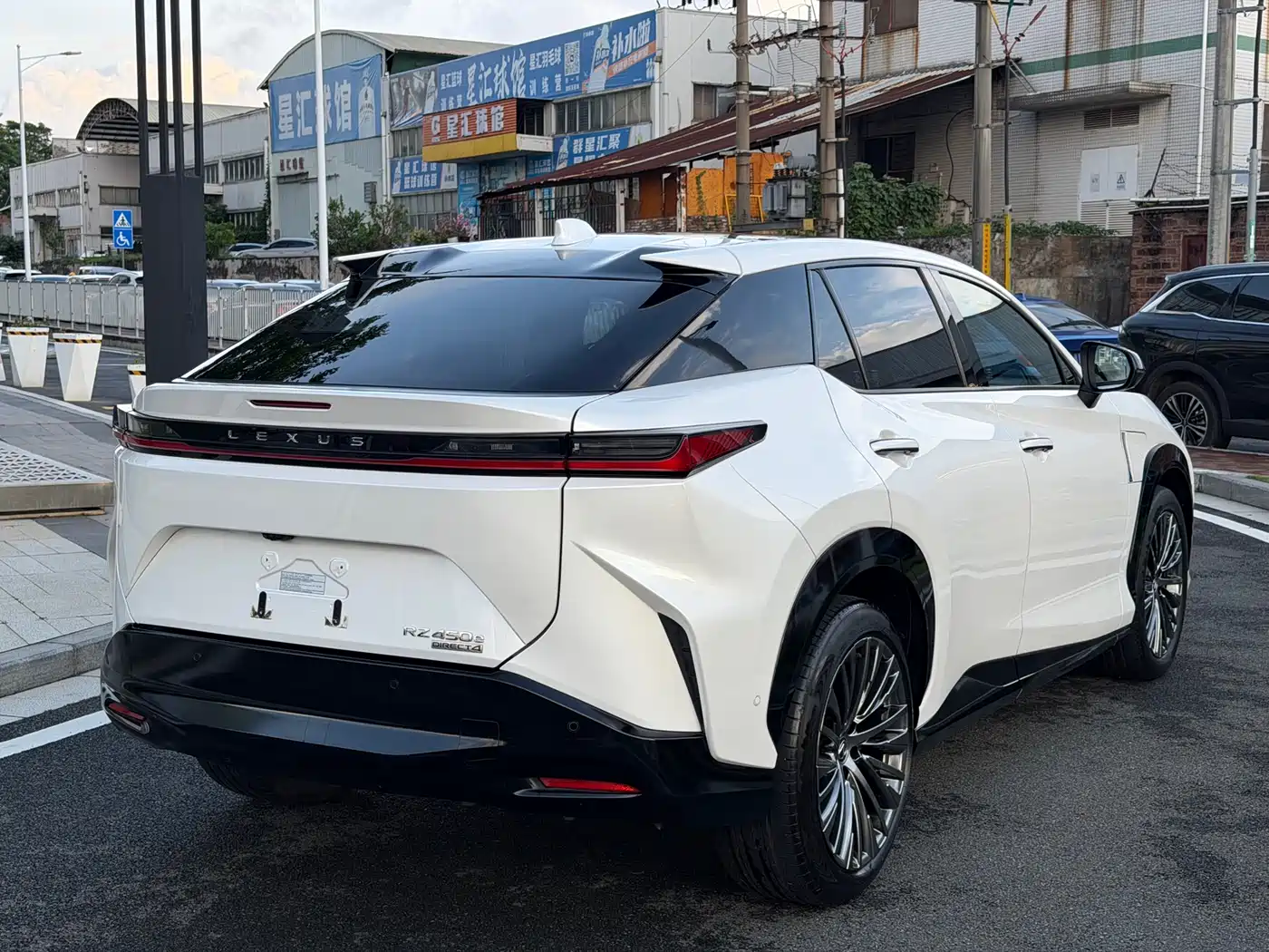 Lexus RZ 2023 450e 4WD Premium фото 13
