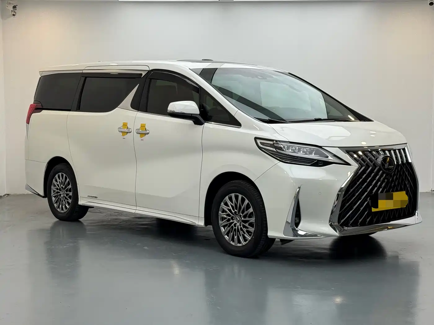Lexus LM 2020 300h Seven-Seater Elegance Edition фото 3