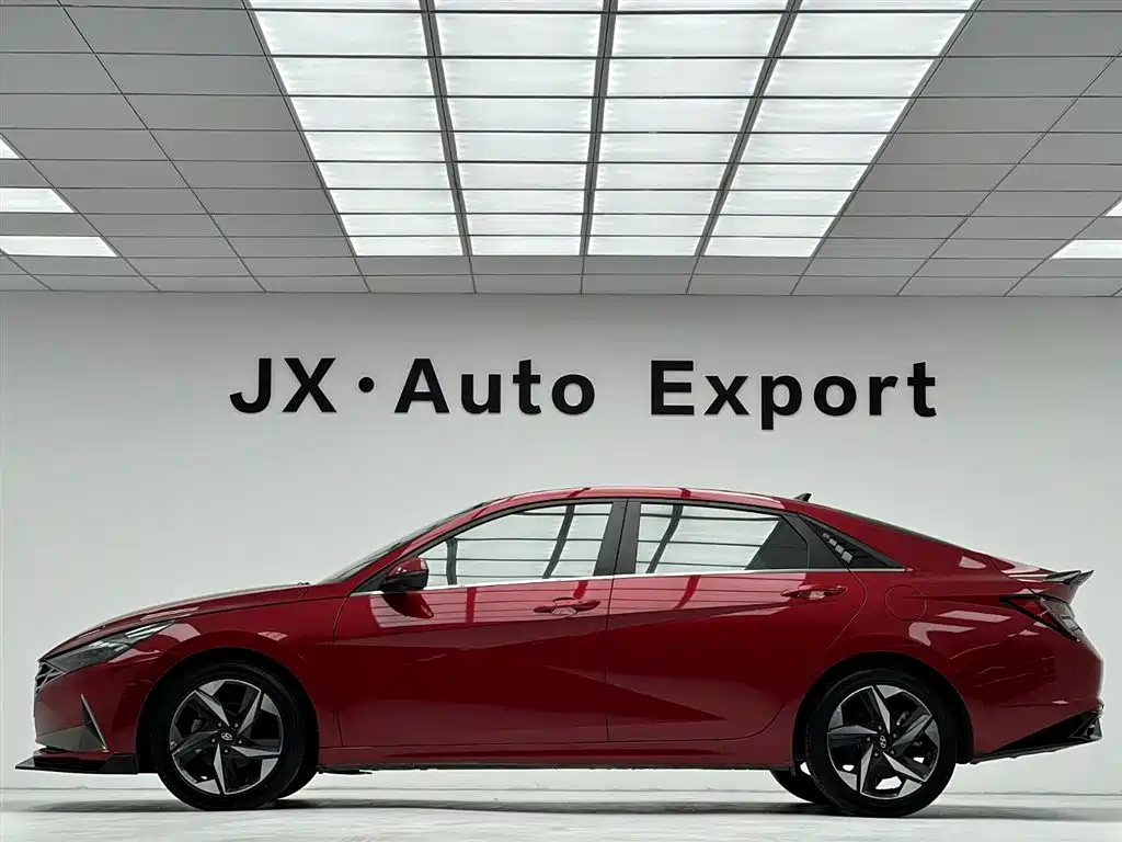 Hyundai Elantra 2022 1.5L CVT LUX Premium Edition фото 8