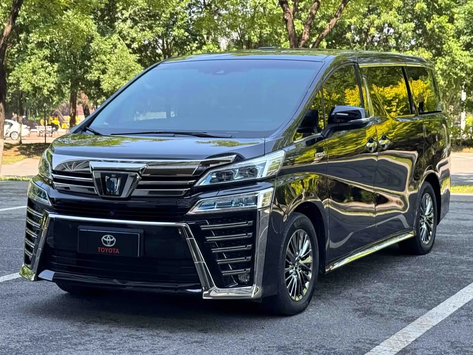 Фото 3 - Toyota Vellfire
