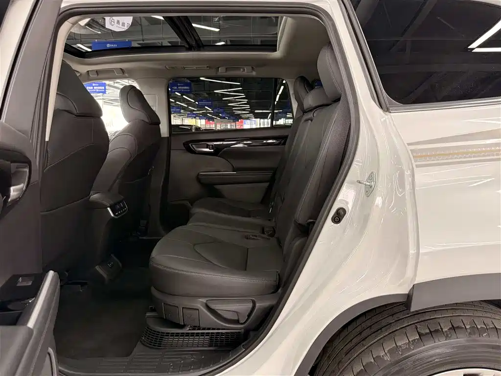 Toyota Highlander 2023 2.5L Smart Hybrid Dual Engine AWD Premium 7-Seater фото 12