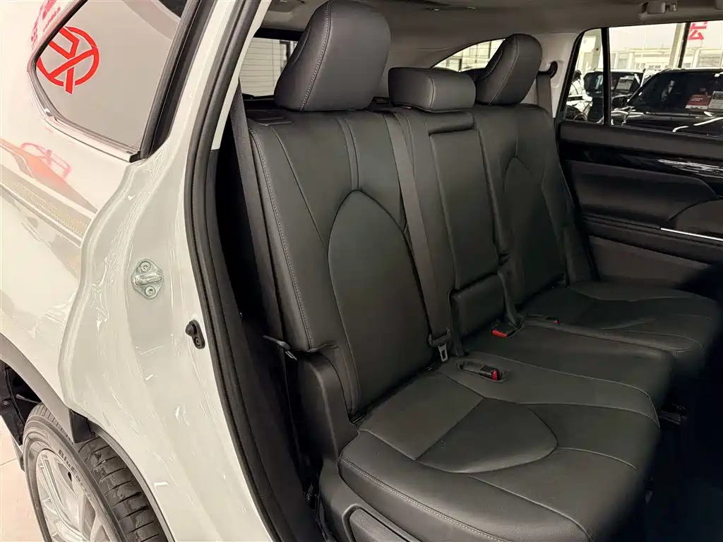 Toyota Highlander 2023 2.5L Smart Hybrid Dual Engine AWD Premium 7-Seater фото 16