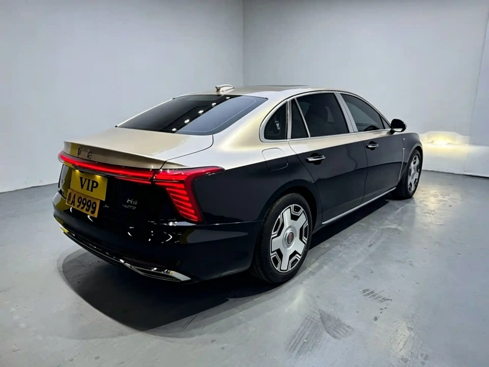 Фото 2 - Hongqi H5