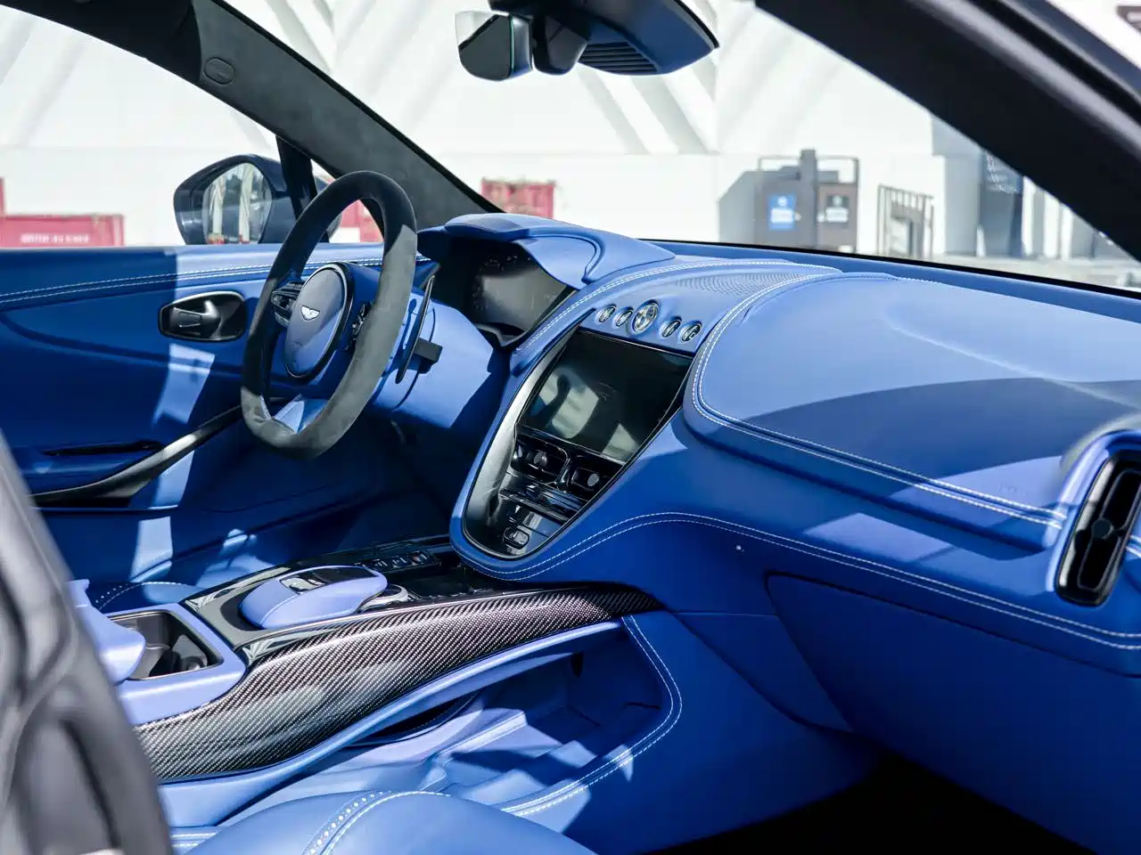 Aston Martin DBX 2021 4.0T V8 Realm of Simplicity фото 15