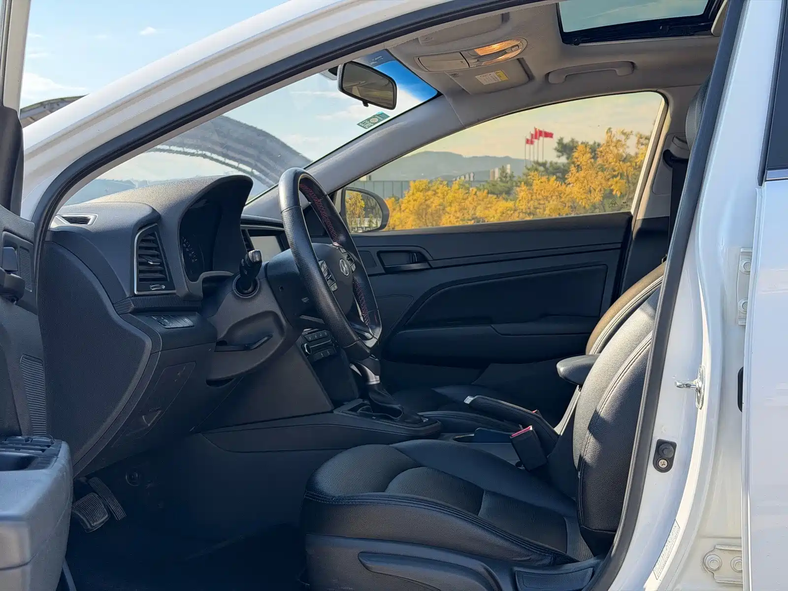 Photo 6 - Hyundai Elantra