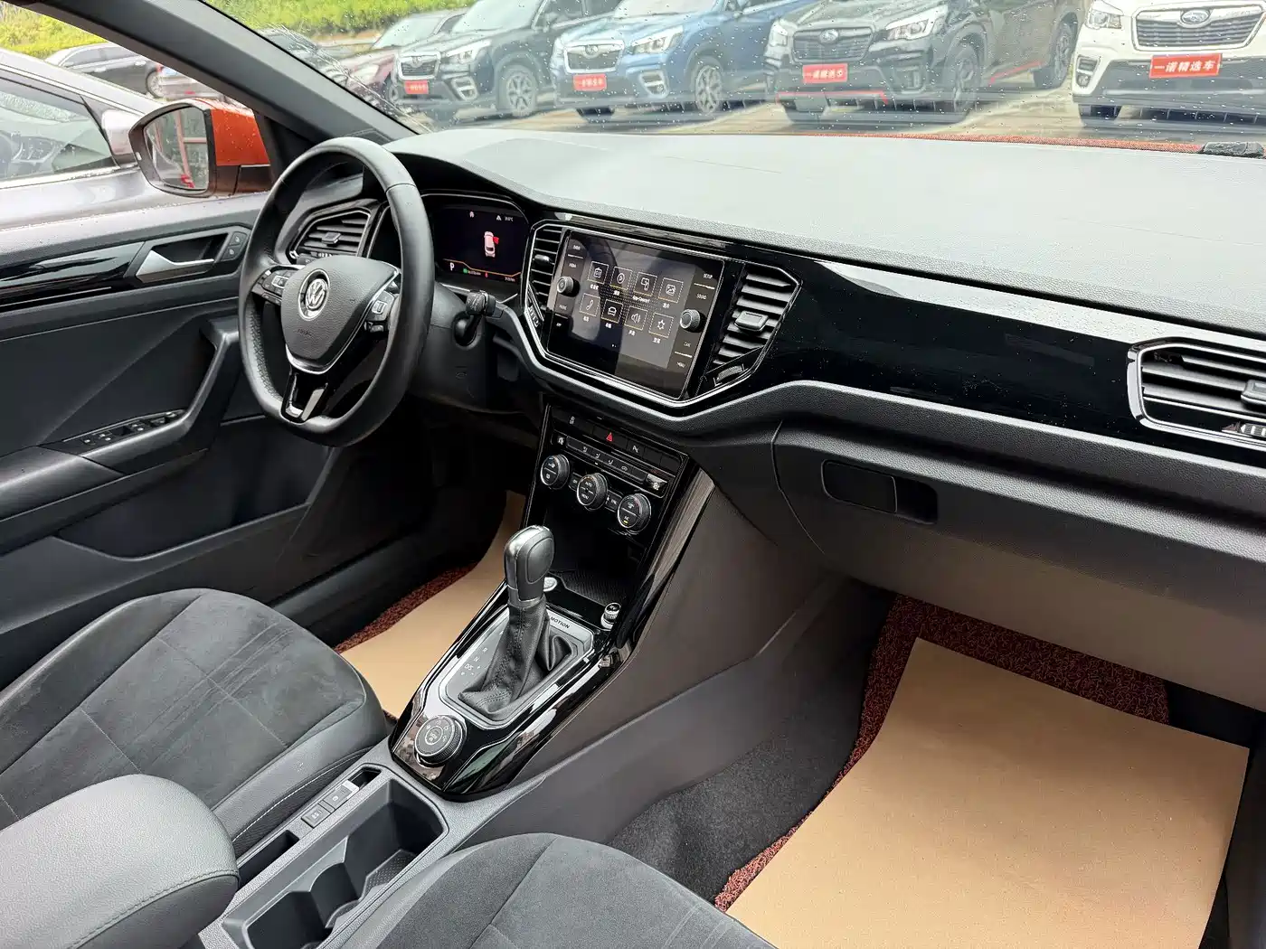 Photo 8 - Volkswagen T-ROC