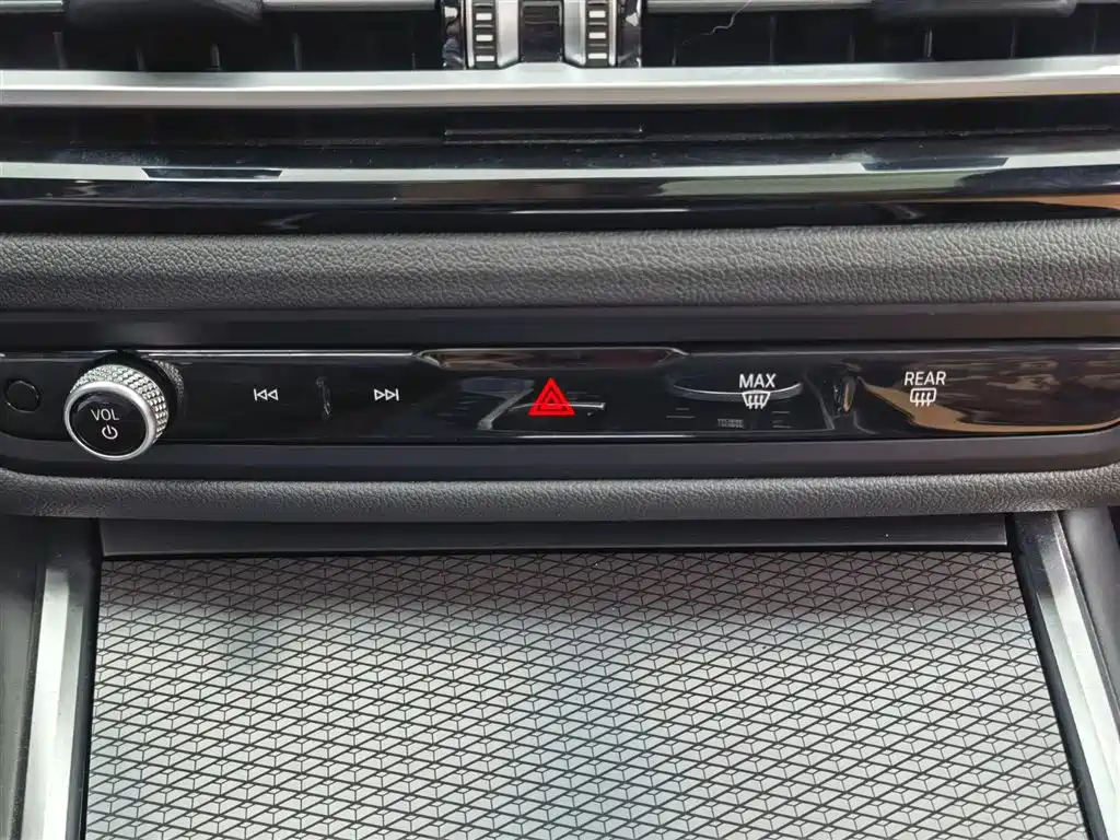 BMW 3 Series 2024 325Li M Sport Shadowline Package фото 24