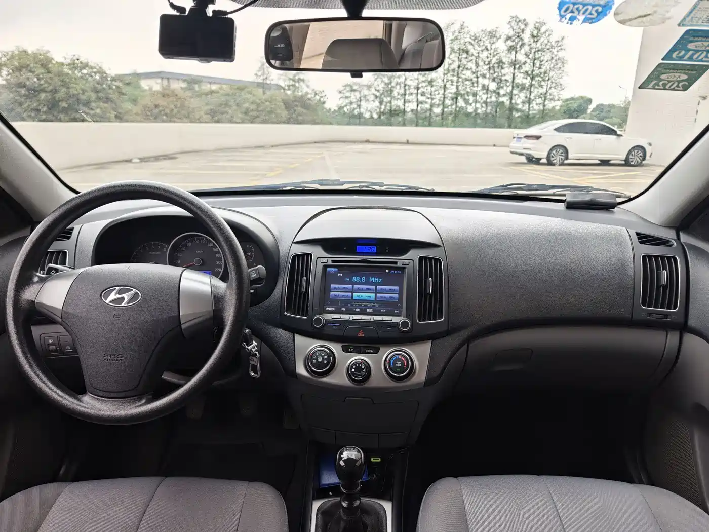Hyundai Elantra 2015 1.6L Manual Comfort фото 9