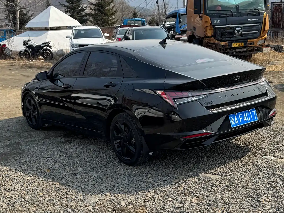Hyundai Elantra 2022 1.5L CVT LUX Black Knight Limited Edition фото 6