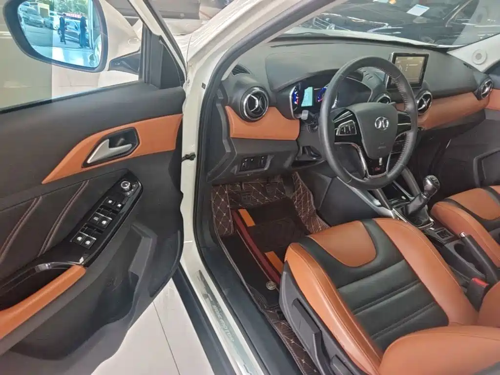 Фото 16 - BAIC Senova X35