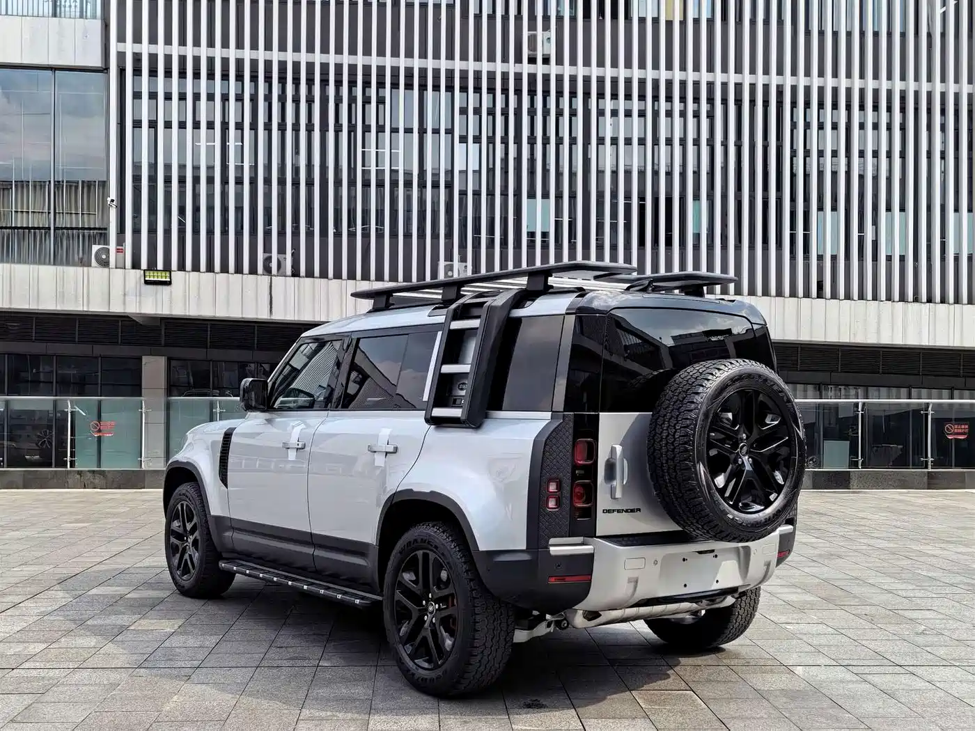 Фото 16 - Land Rover Defender