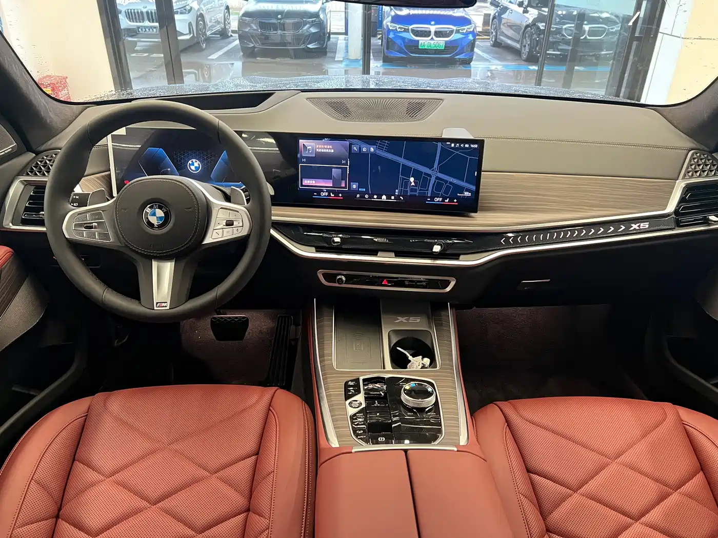 BMW X5 2025 Model xDrive 40Li M Sport Blackout Package фото 10