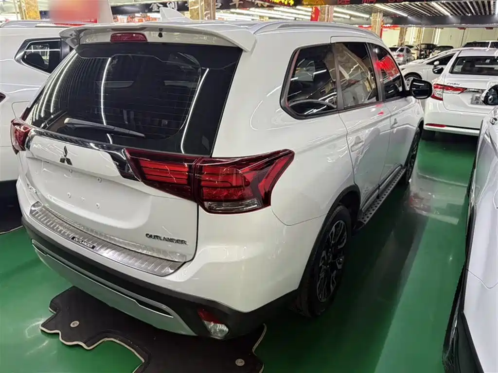 MITSUBISHI OUTLANDER