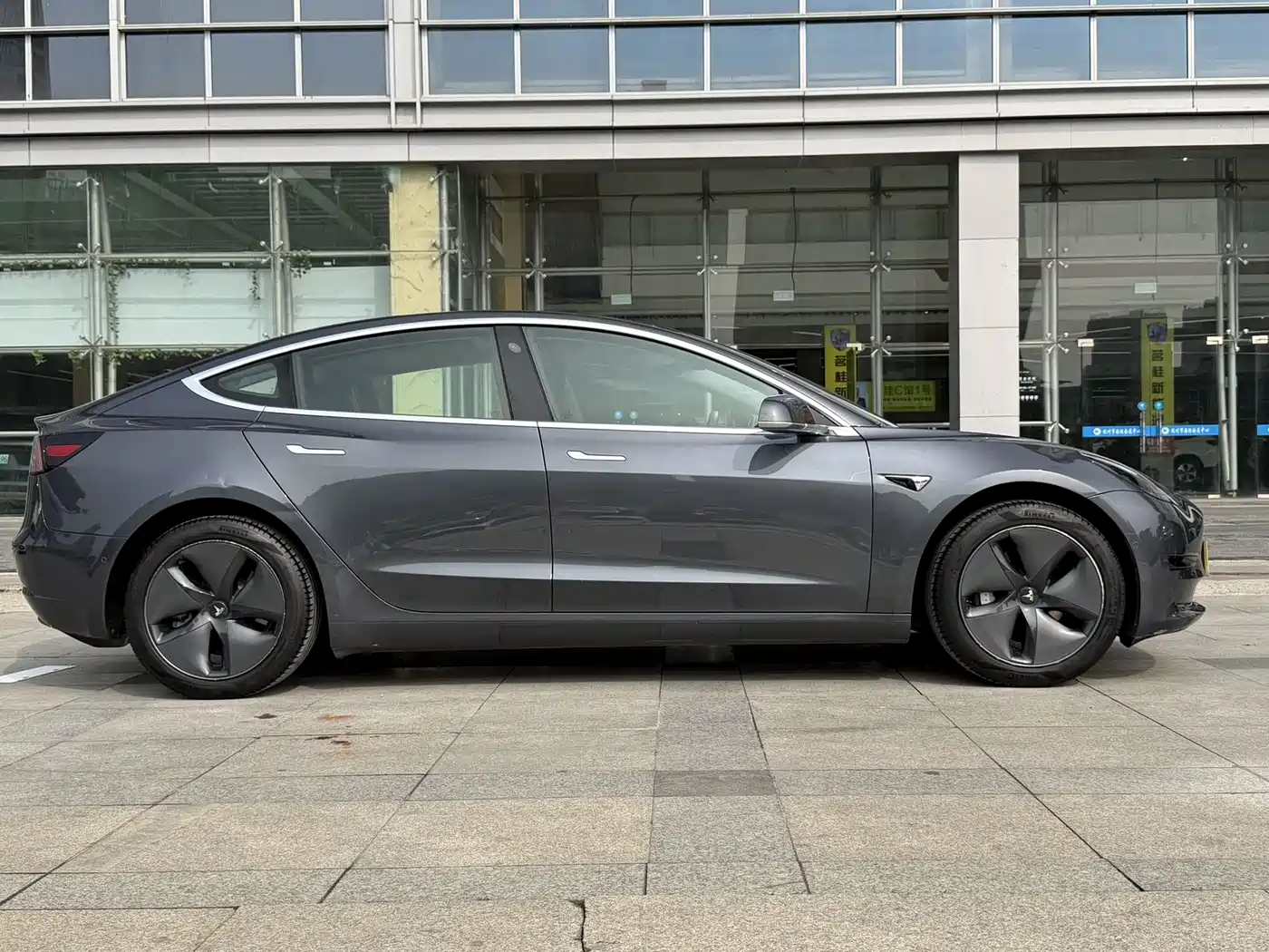 TESLA MODEL 3