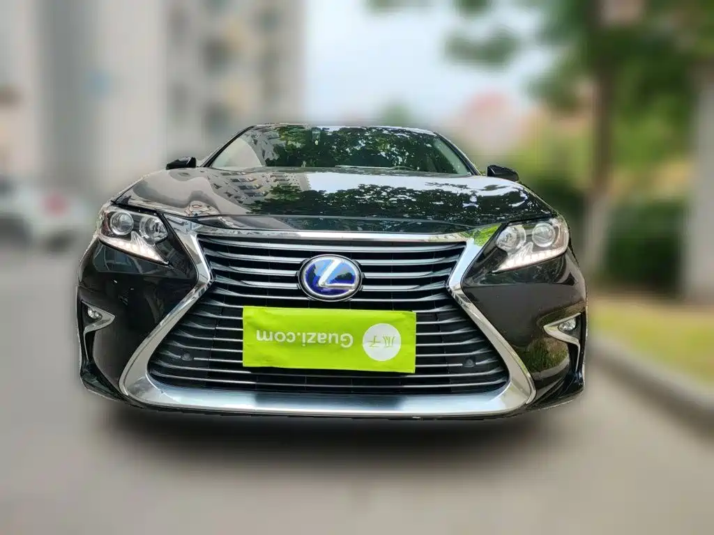 Фото 24 - Lexus ES