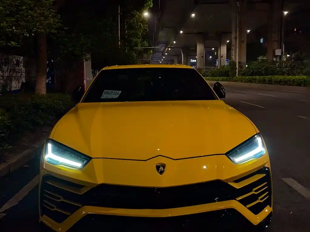 LAMBORGHINI URUS