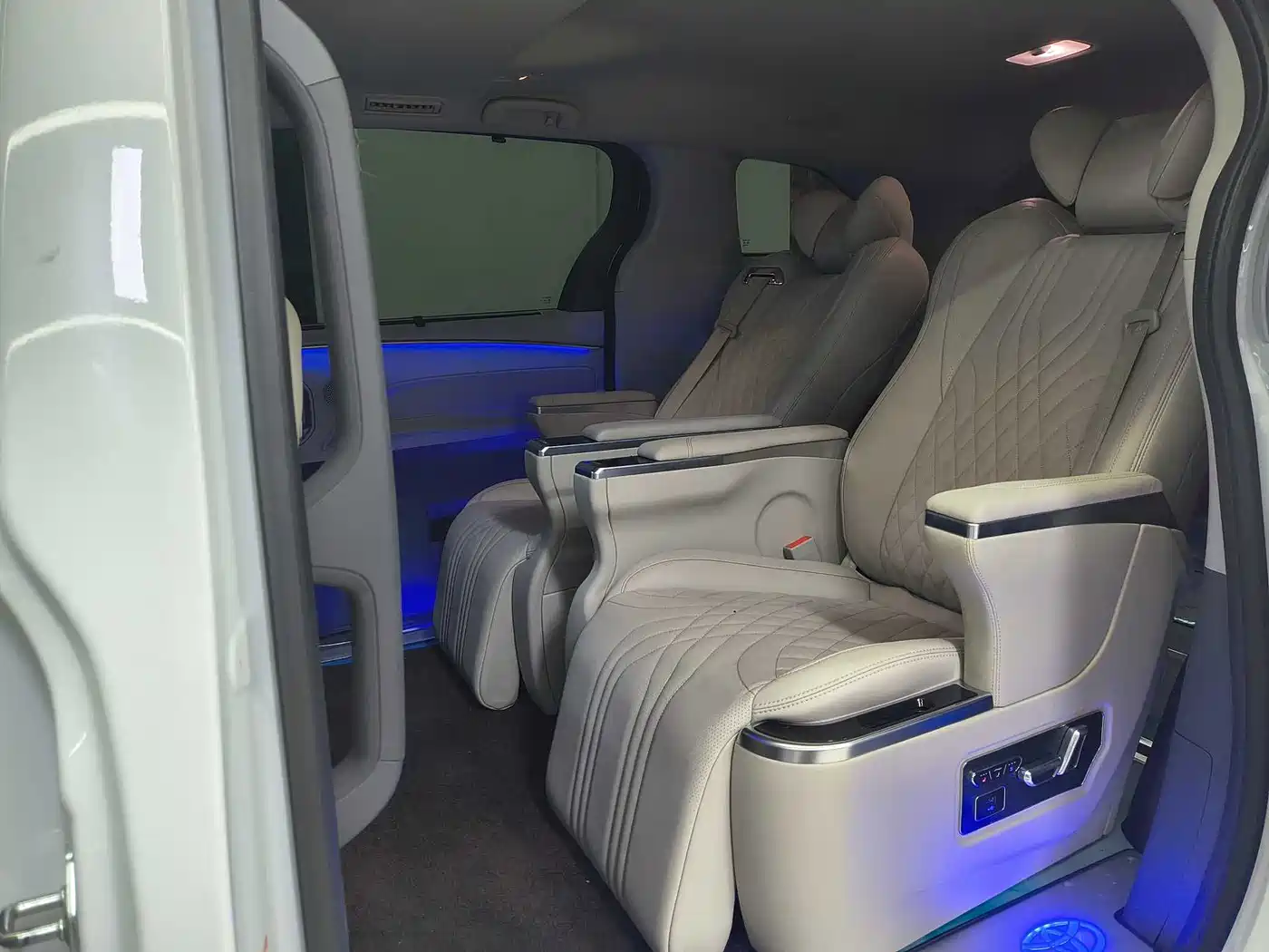 Toyota Granvia 2023 2.5L Hybrid Comfort Edition фото 15