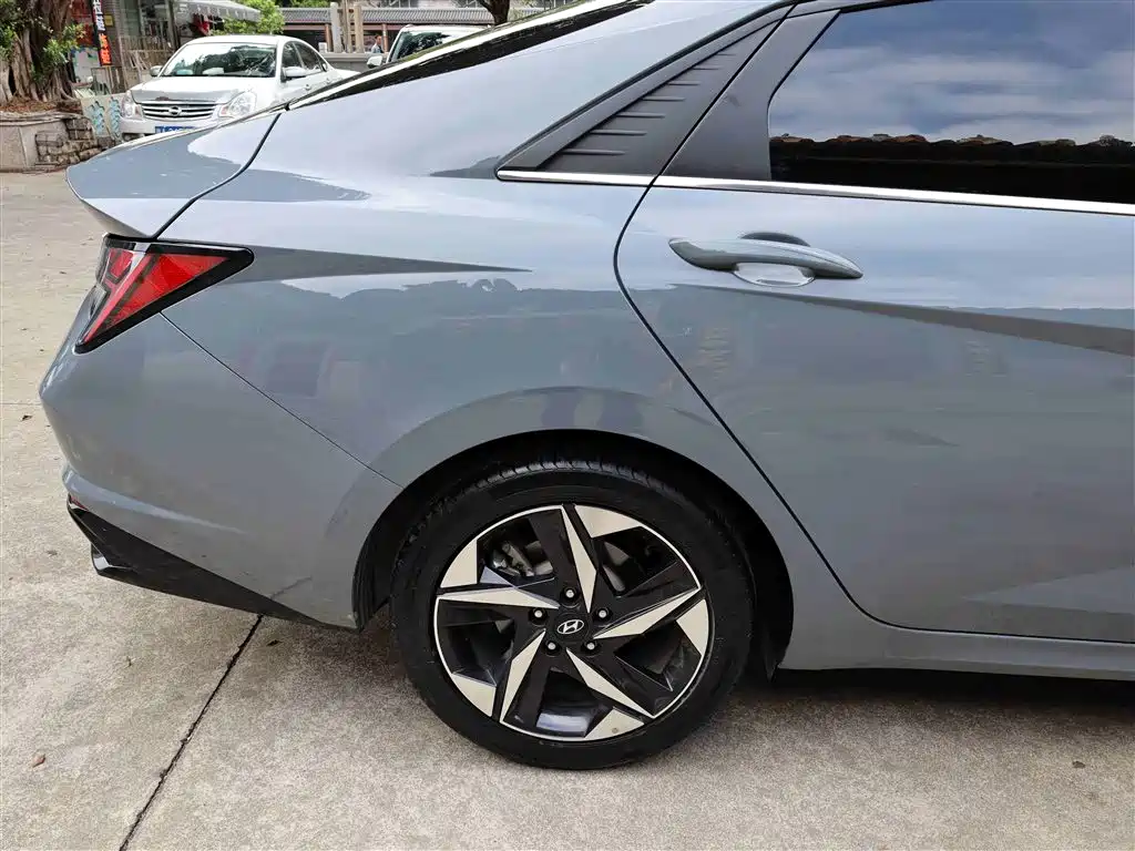 Hyundai Elantra 2021 1.5L CVT LUX Premium Edition фото 29