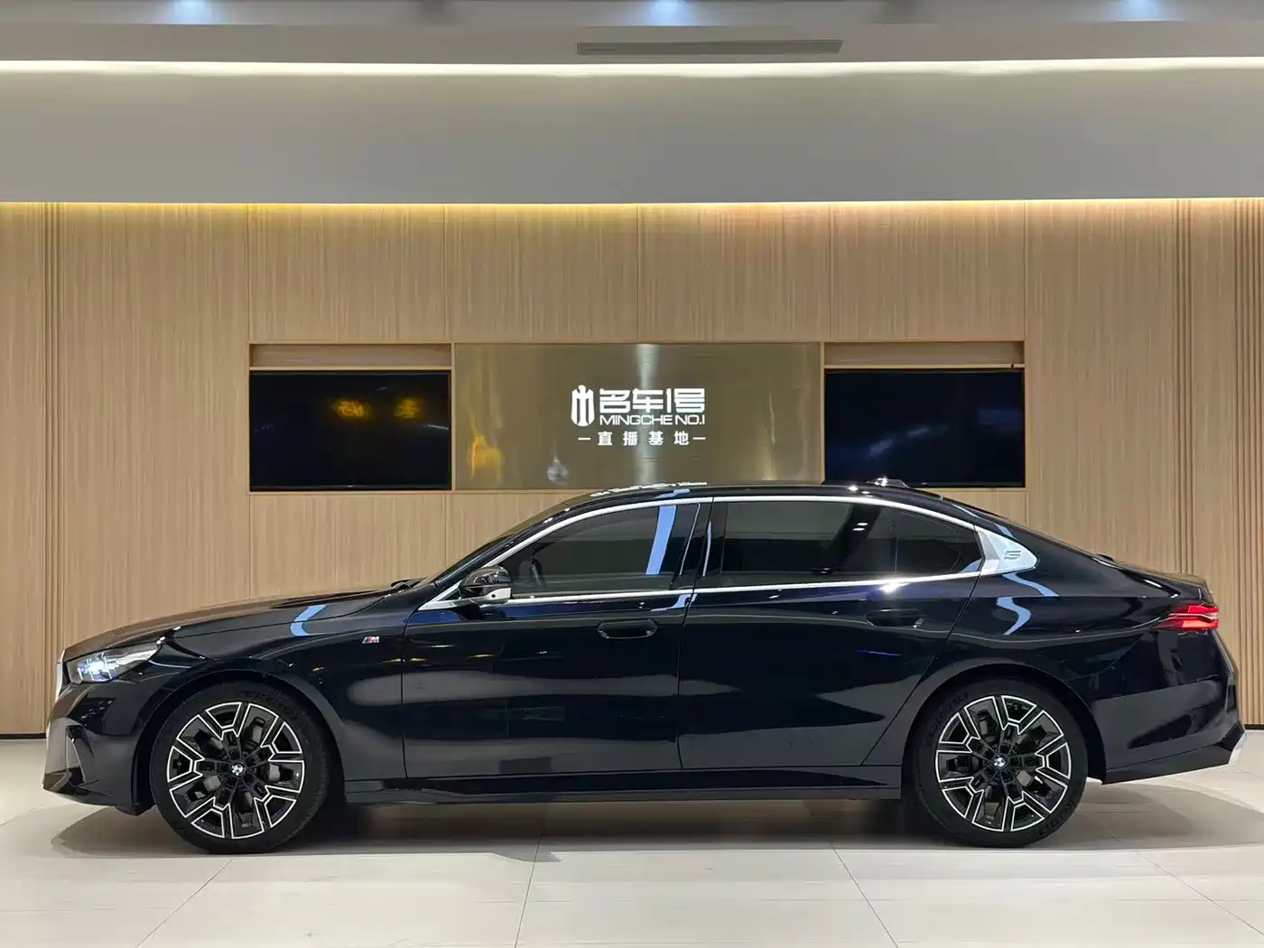 BMW 5 Series 2025 530Li Premium M Sport Package фото 8