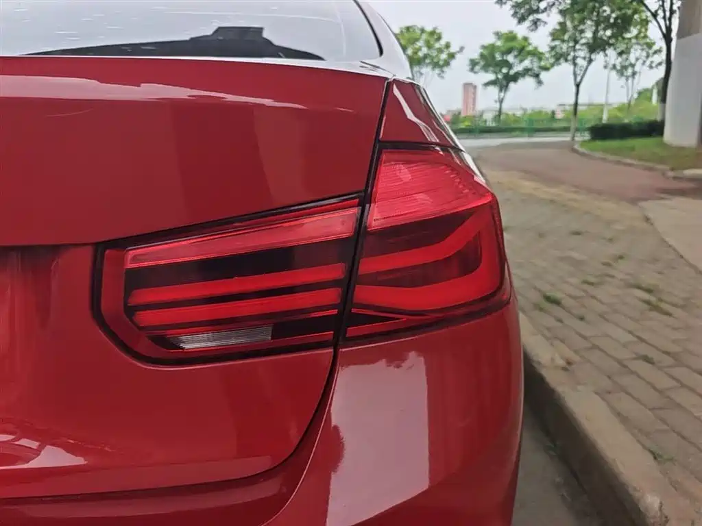 صورة 8 - BMW 3 Series