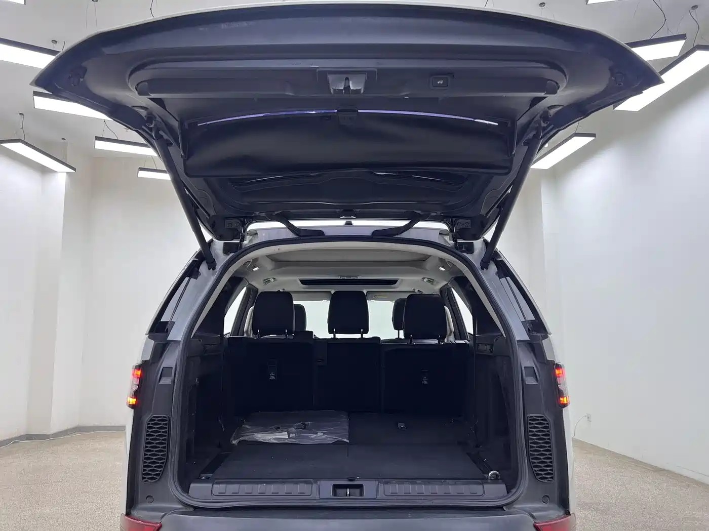 Land Rover Discovery 2017 3.0 SC V6 HSE фото 33