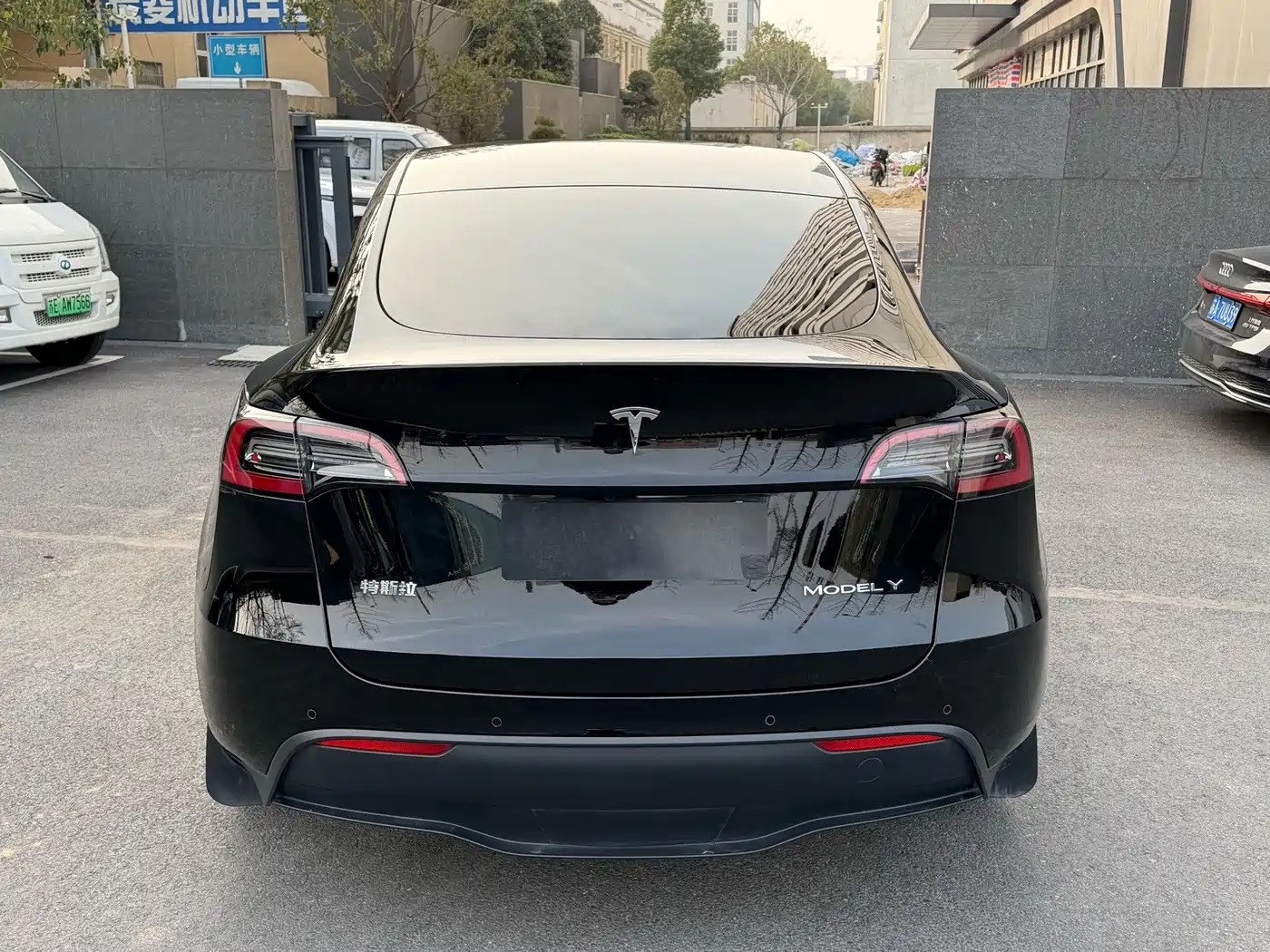 TESLA MODEL Y