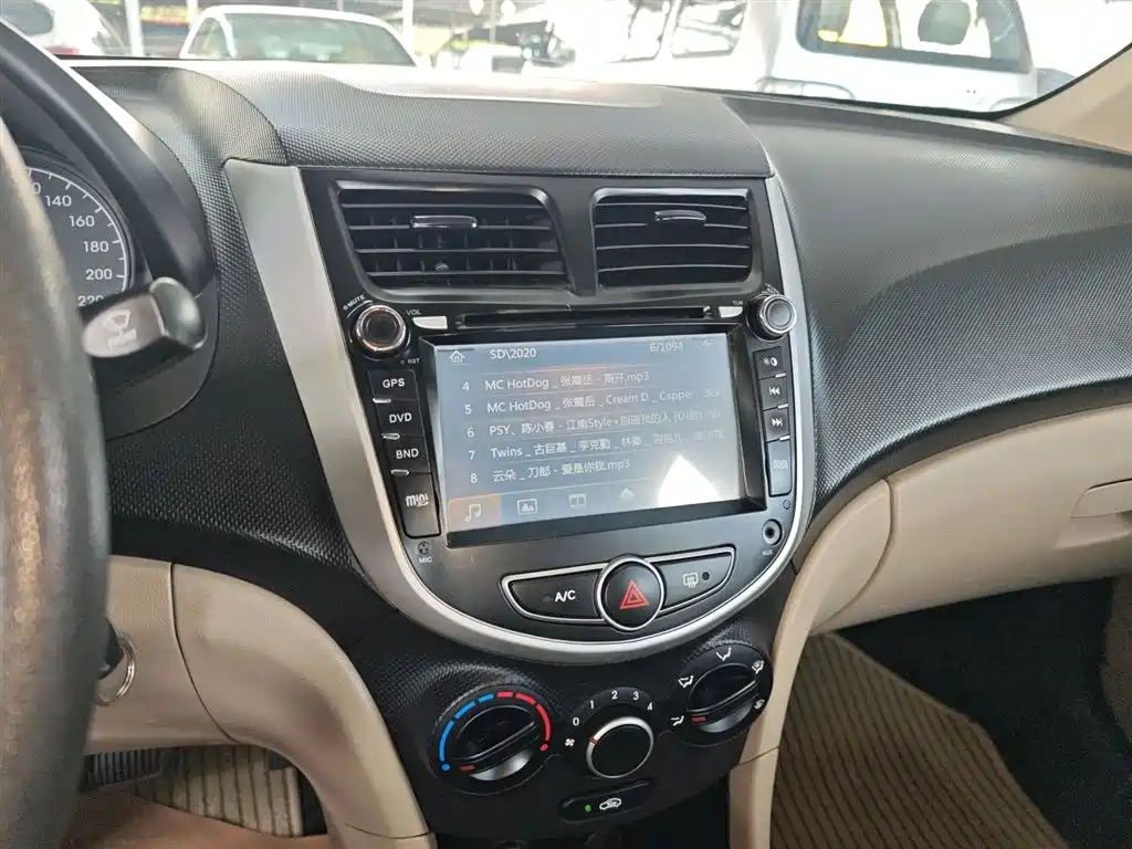 Hyundai Verna 2014 1.4L Automatic Smart GLS фото 12