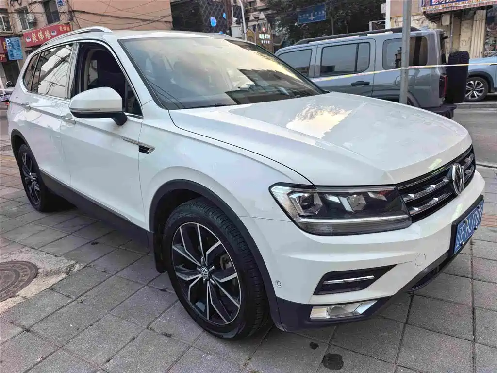 Photo 3 - Volkswagen Tiguan L