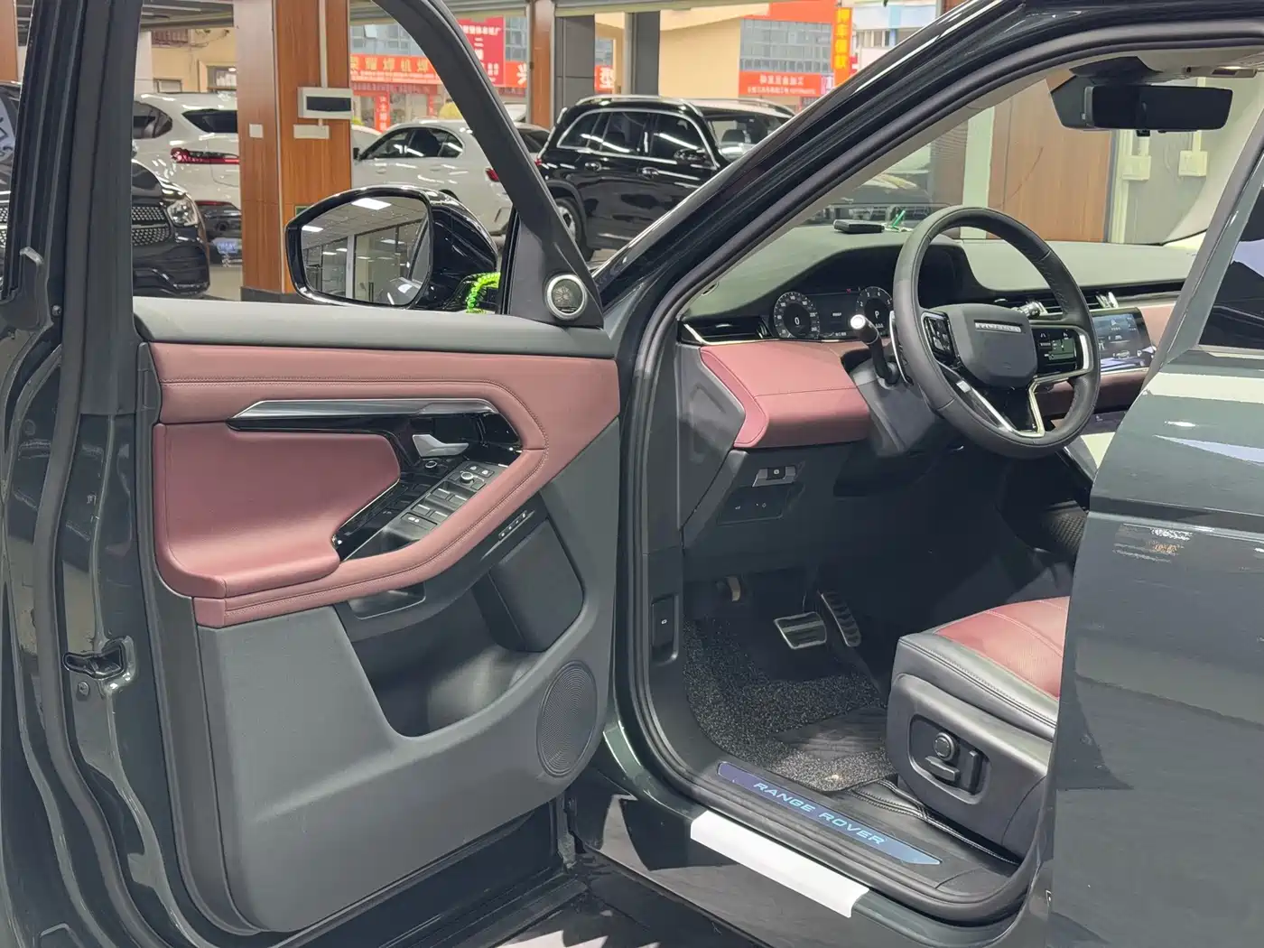 Land Rover Range Rover Evoque 2023 Range Rover Evoque L 249PS Luxury Edition фото 4
