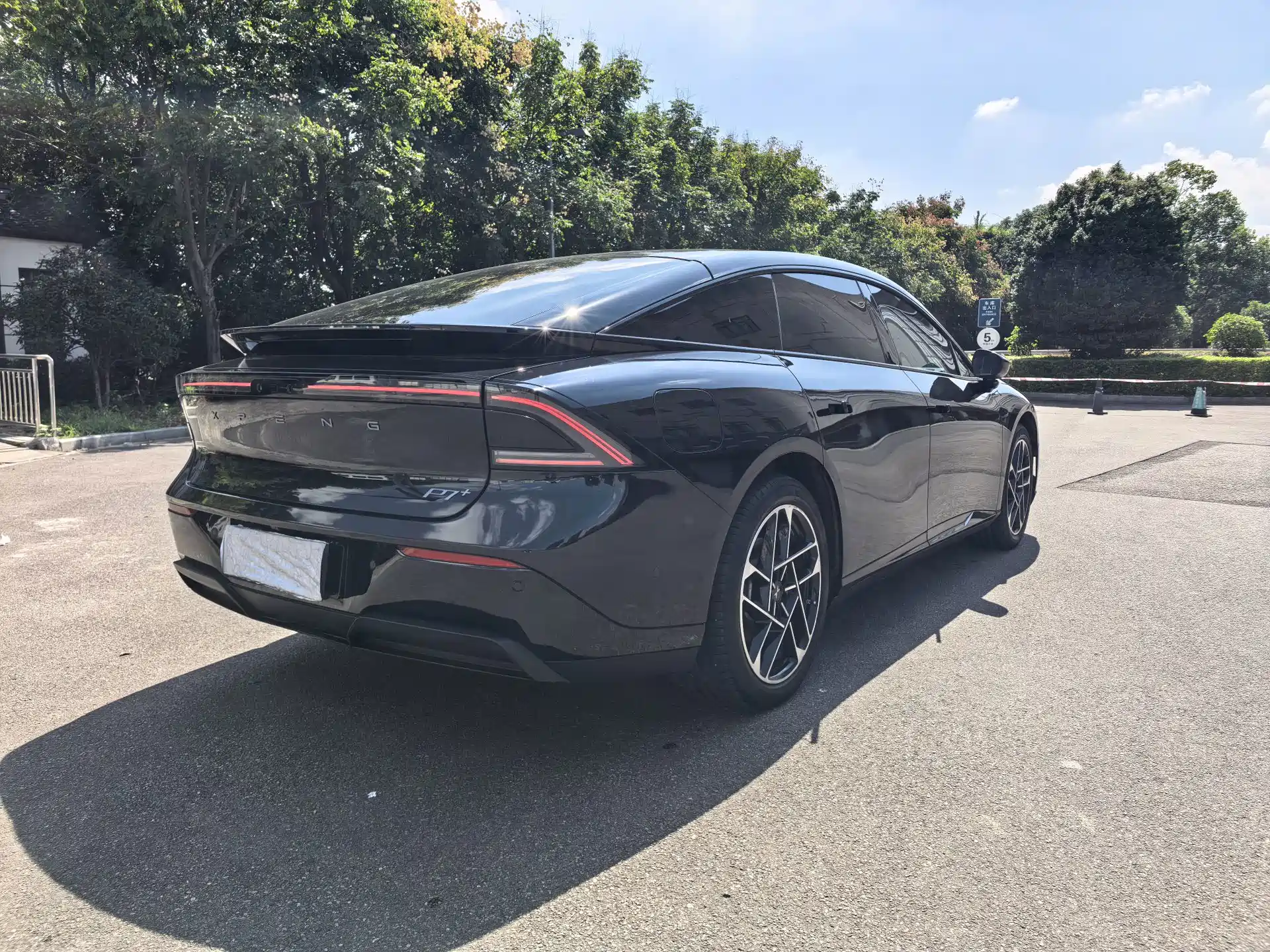 Фото 9 - XPeng P7+