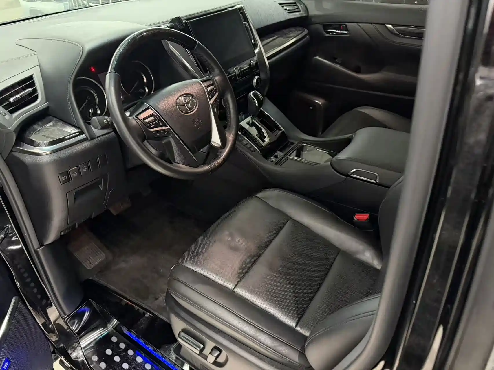 Фото 3 - Toyota Vellfire