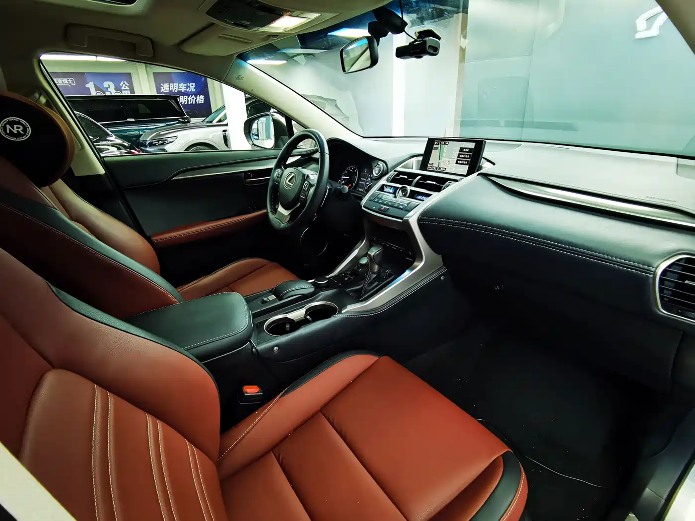 Фото 16 - Lexus NX