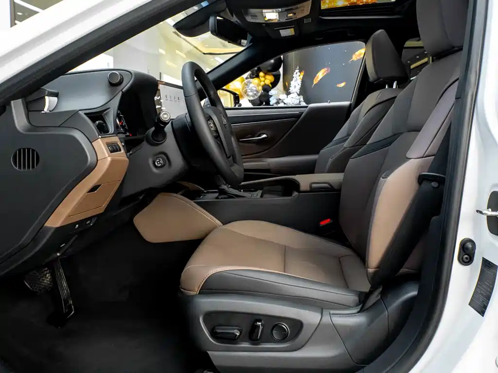 Фото 27 - Lexus ES