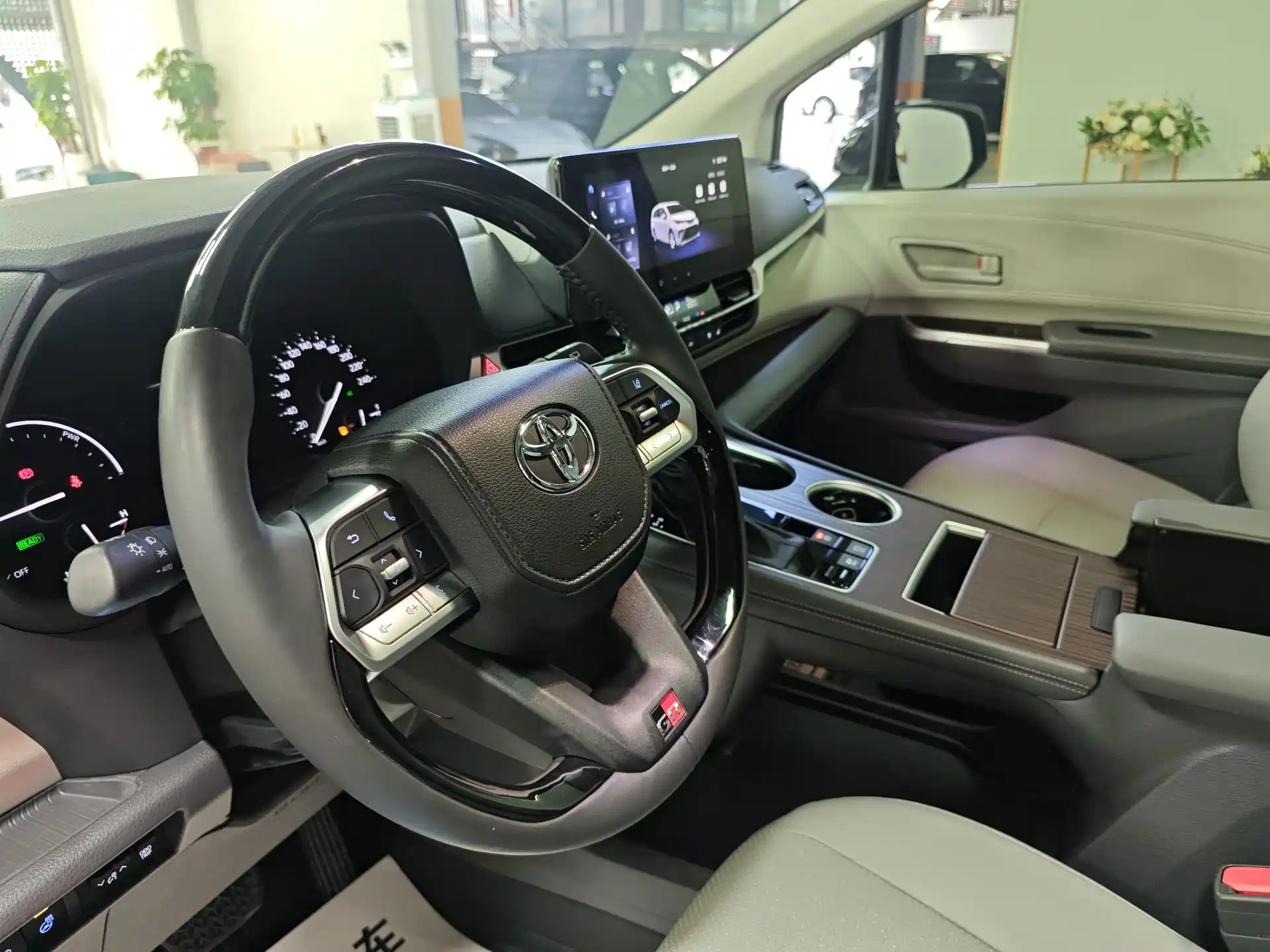 Фото 8 - Toyota Granvia
