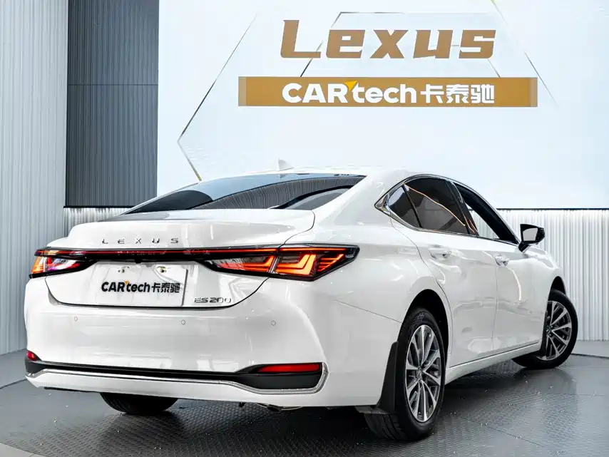 Фото 7 - Lexus ES