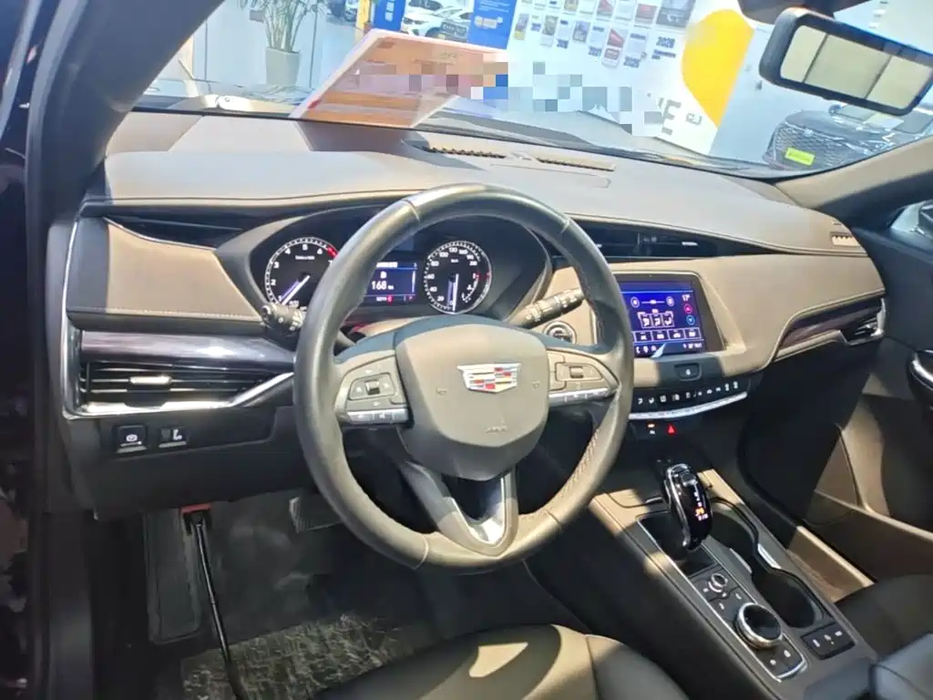 Фото 10 - Cadillac XT4