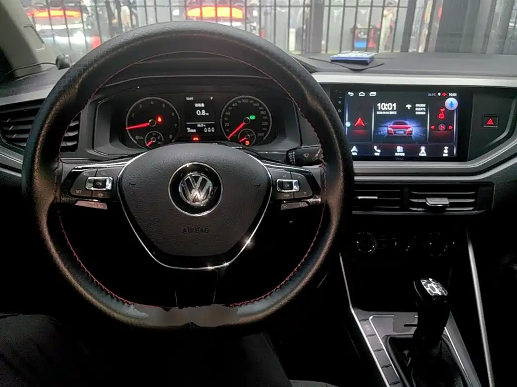 VOLKSWAGEN POLO